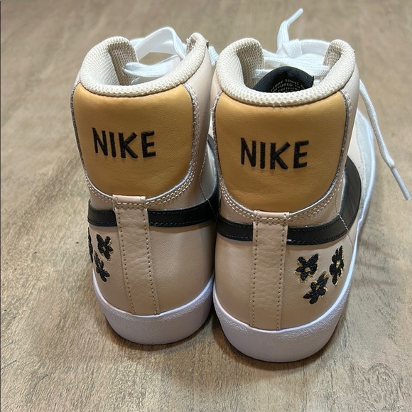 Nike Blazer mid 77, Cream and Black High-Top Athletic Shoes - Picture 3 of 6